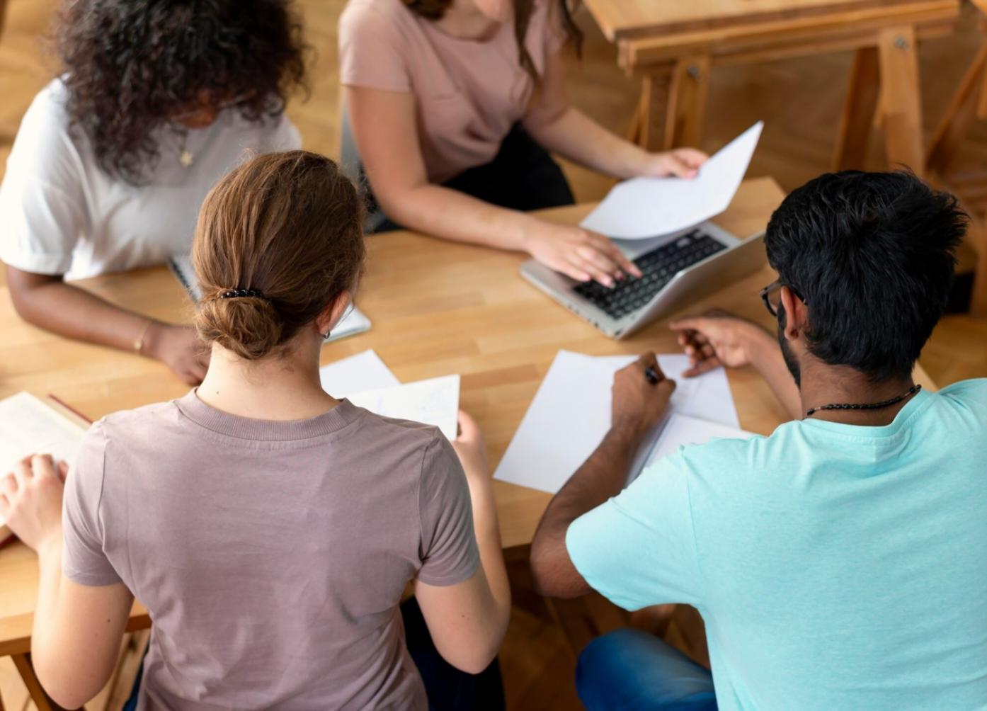 Salle de formation moderne avec écrans interactifs et espaces de travail collaboratifs