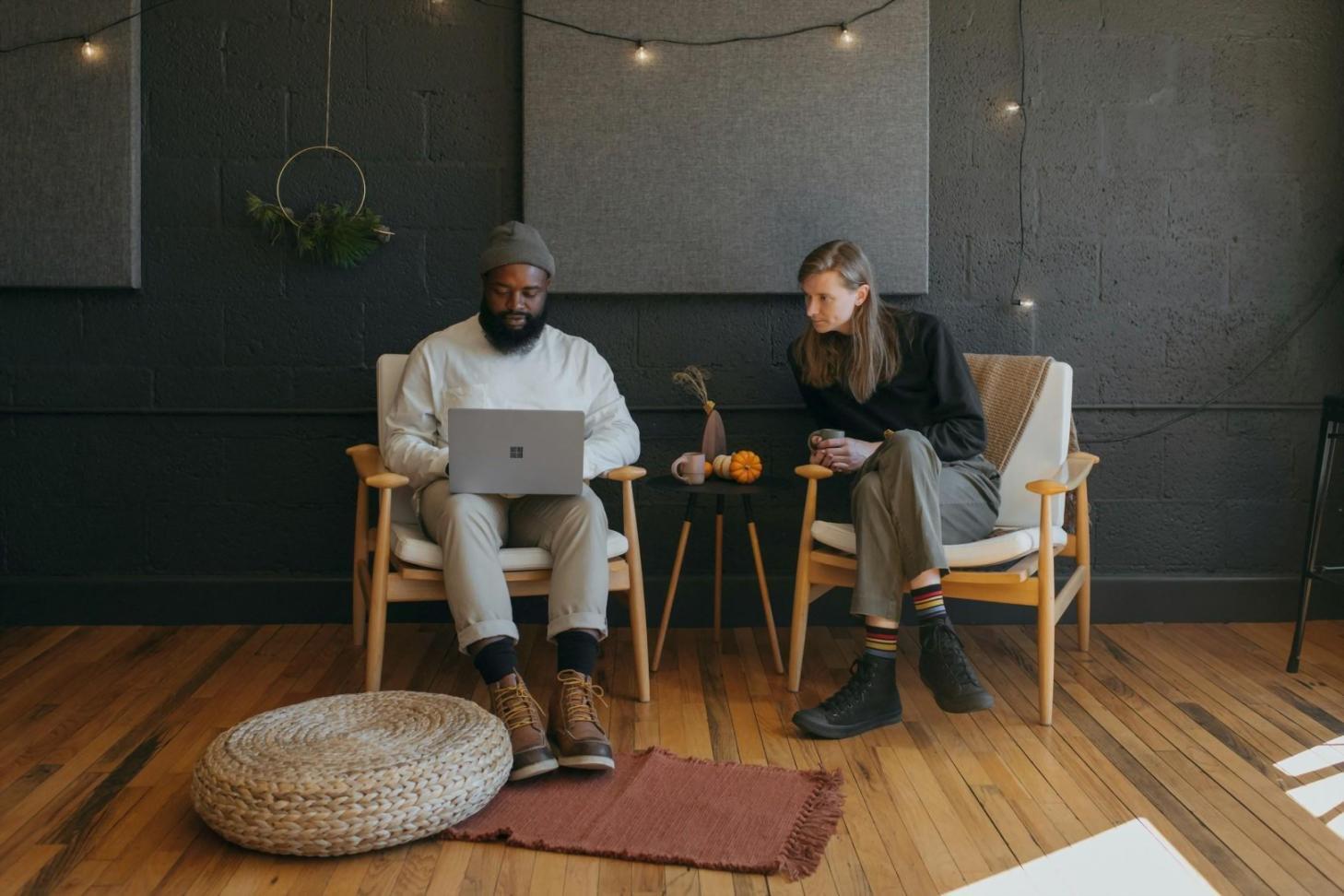 Espace de travail créatif avec ordinateur et documents financiers
